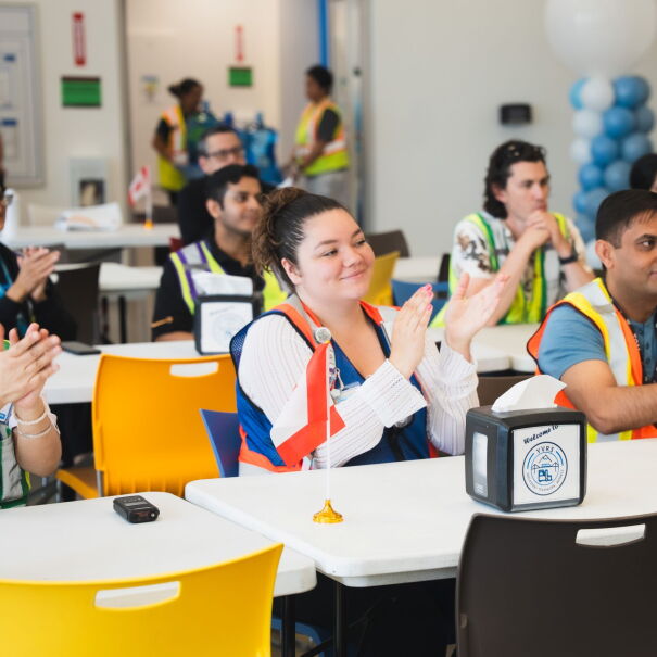 Employés d'Amazon assis à des tables applaudissant