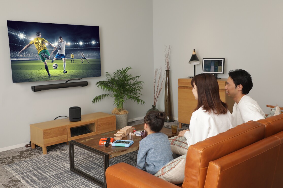 リビングでFire TVでスポーツ観戦中の家族