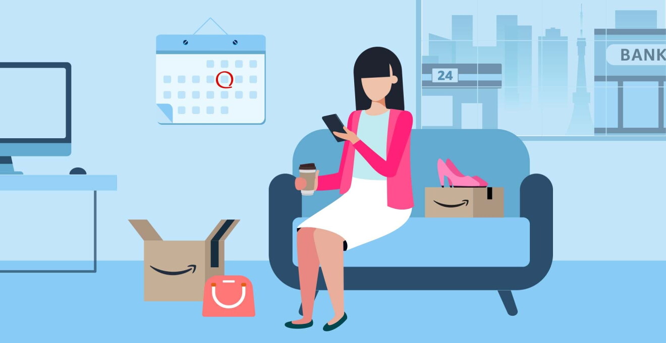 ソファーに座っている女性。ソファーの横にAmazonの段ボール