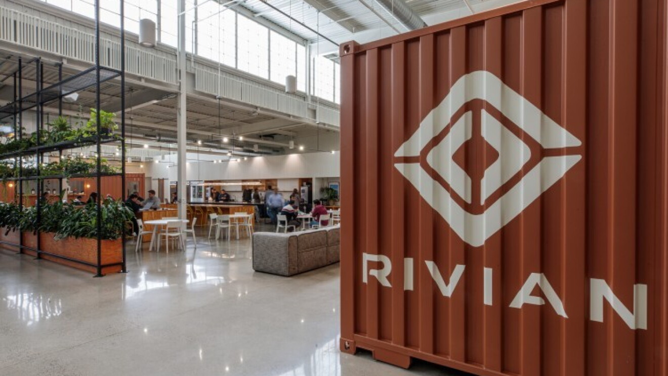 I designer lavorano ai diversi modelli in argilla dei nuovi veicoli elettrici per le consegne di Amazon 