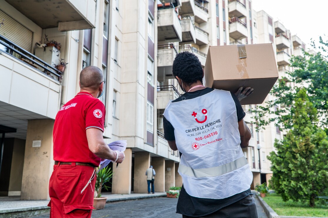 Volontari della Croce Rossa trasportano pacchi alimentari a Roma