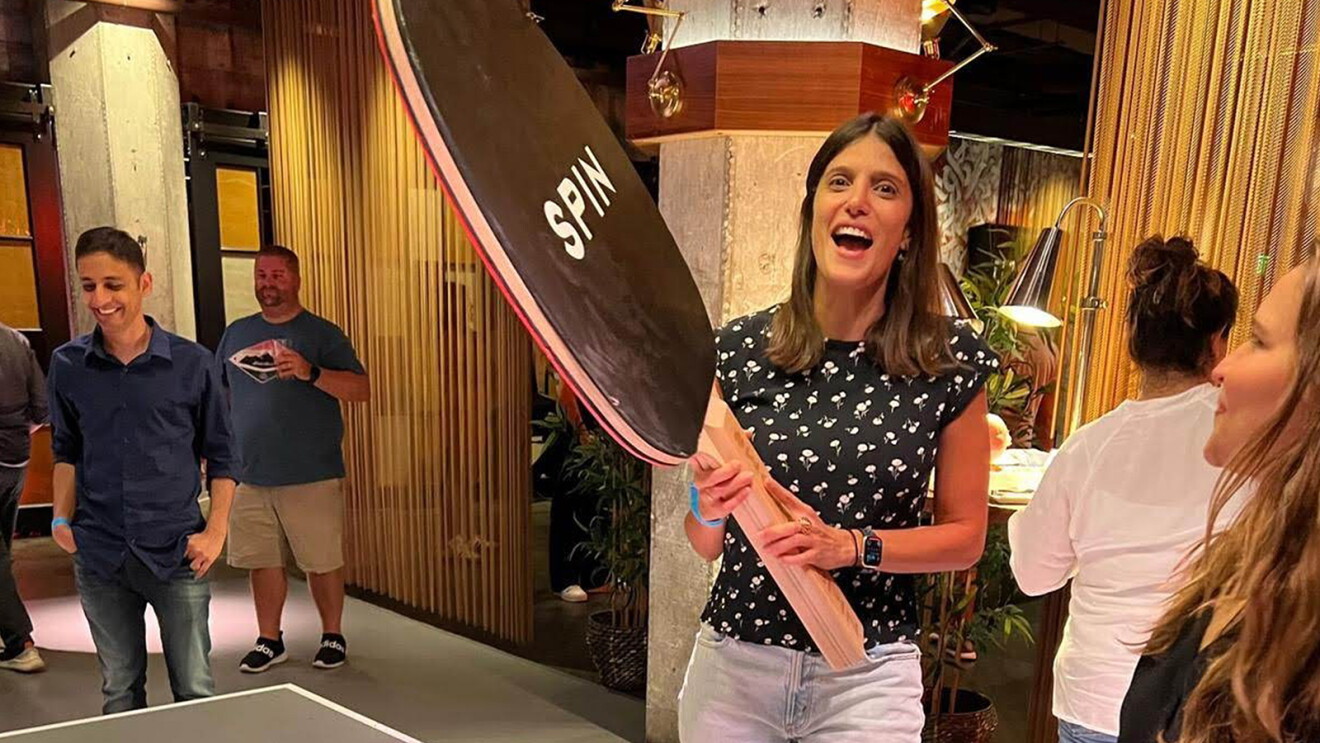 Geraldine Leirós  Martínez jugando con una pla de ping-pong gigante. 