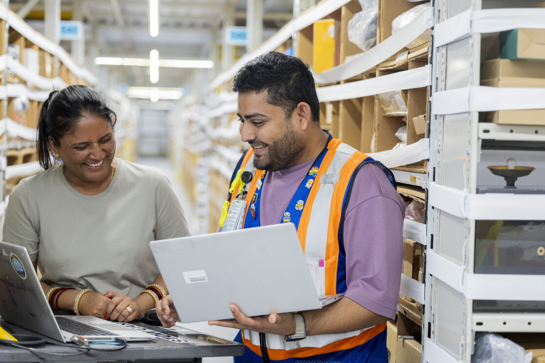 Employé d'Amazon tenant un ordinateur portable