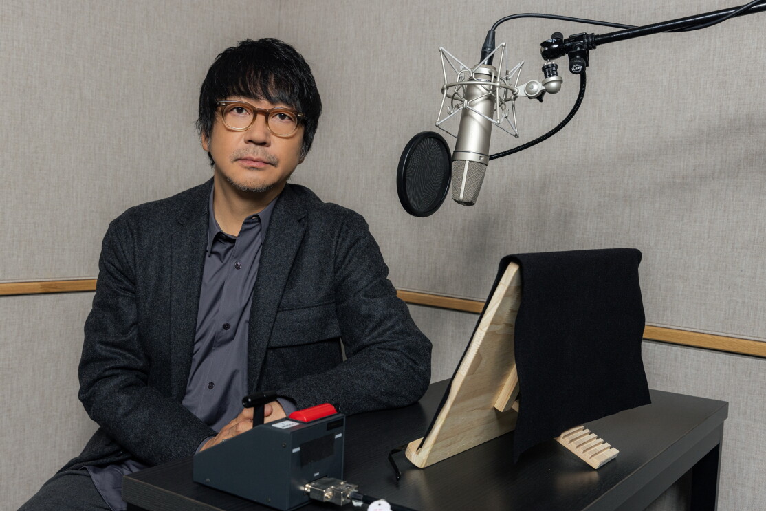 audible_オーディブル_スタジオでマイクを前に座る大森南朋さん