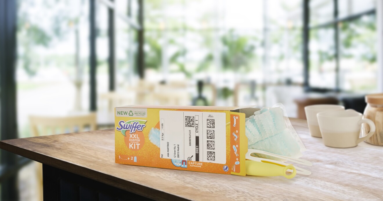 Procter & Gamble colabora con Amazon con el diseño de embalajes robustos que no necesiten embalaje adicional. Vemos un paquete de Swiffer en la mesa de una cocina. 