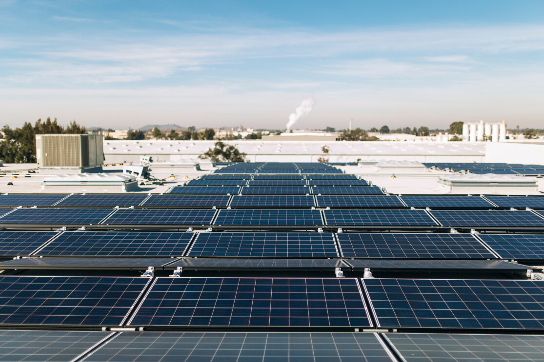 Paneles solares en el tejado de un centro logístico. 