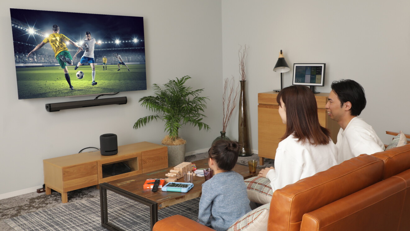 リビングでFire TVでスポーツ観戦中の家族