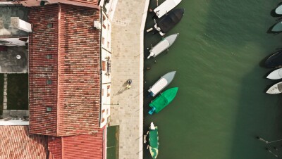 泻湖的鸟瞰图和亚马逊送货司机在门口给顾客送货的照片。