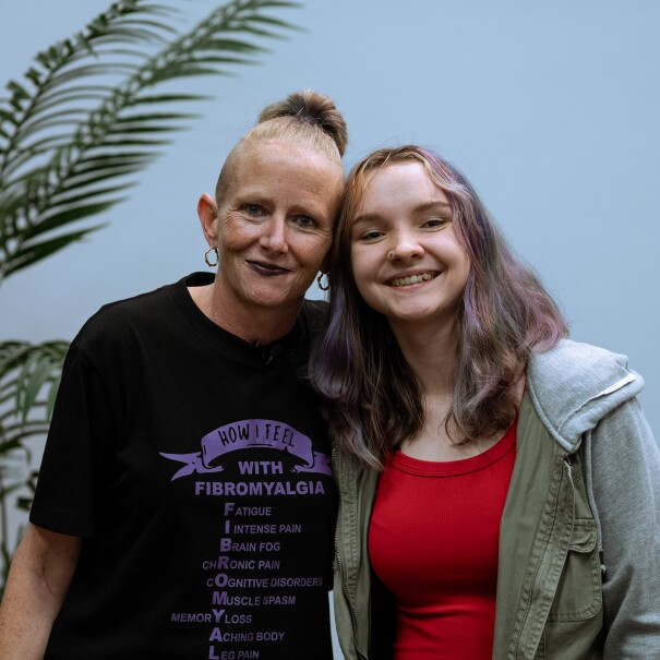Deux femmes souriantes
