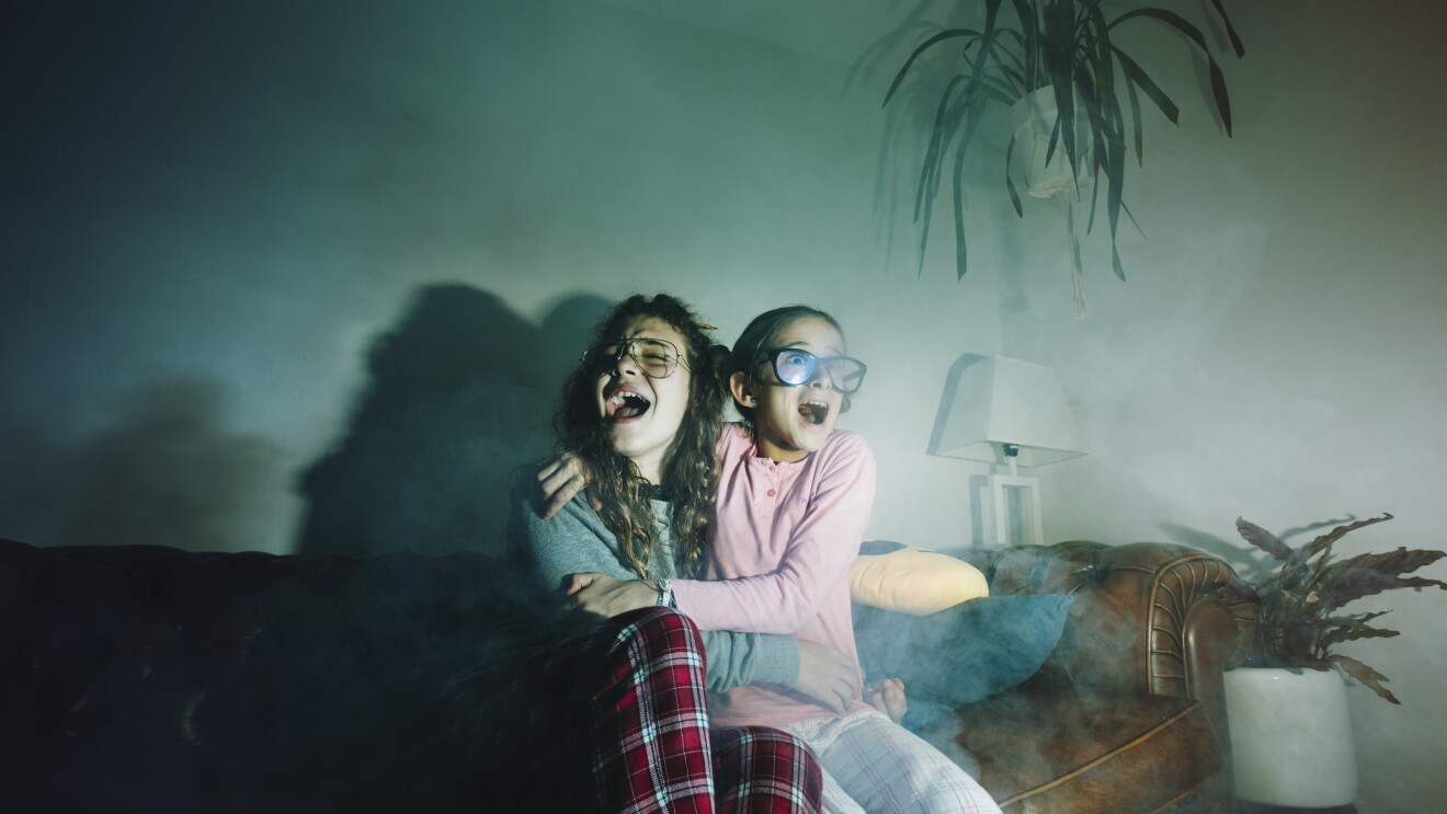 scared-girls-watching-tv