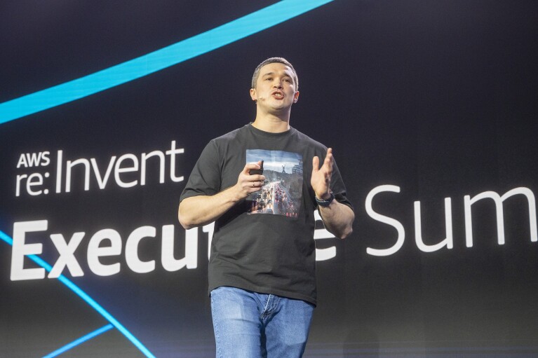 乌克兰数字转型部长Mykhailo Fedorov在re:Invent 2022大会上发言的照片。