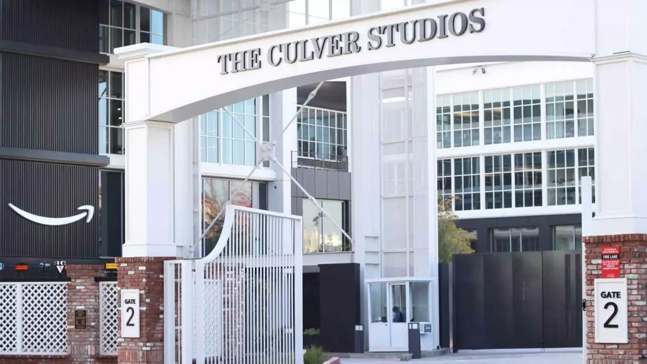 3階分くらいの大きさがあるThe Culver Studios（カルバースタジオ）と書かれた白い大きなゲート