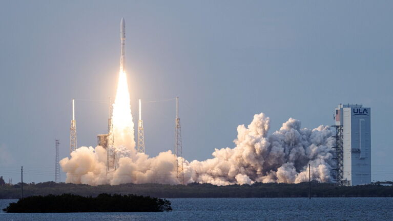 Start der Projekt-Kuiper-Rakete von der Startrampe, weißer Rauch vor blauem Himmel