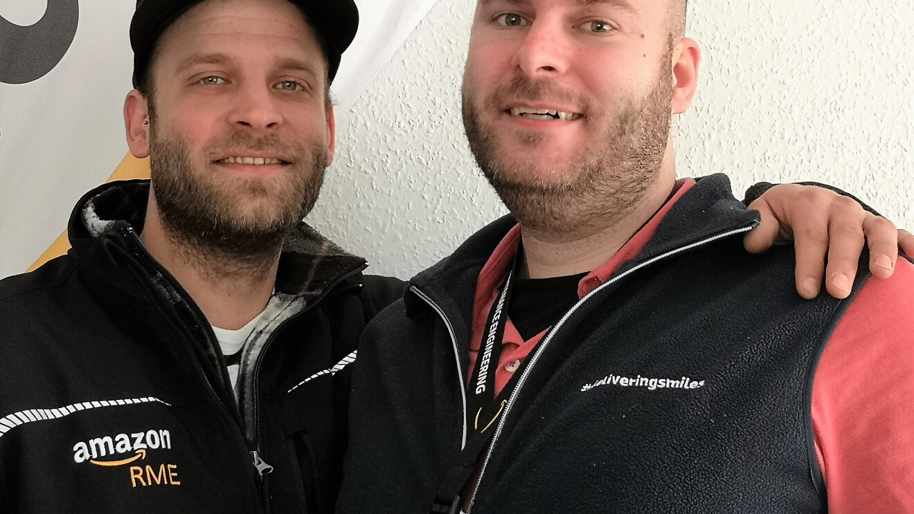 2 Männer stehen Arm in Arm