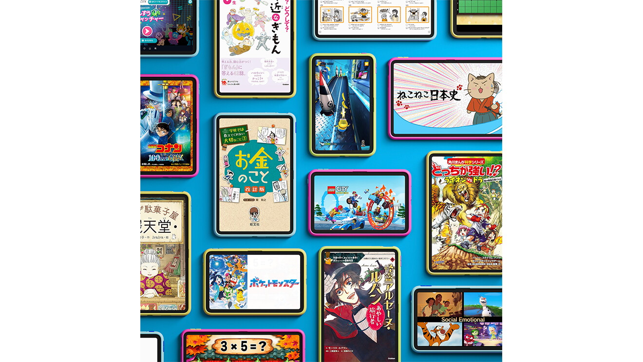 子ども向けタブレットが正面を向けて多数並べられ、上から見たところ。画面には子ども向けのコンテンツが表示。