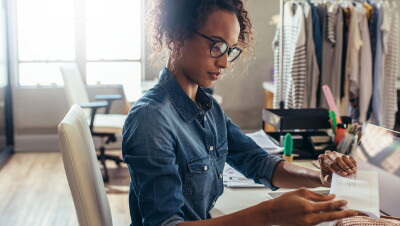 Une photo d'un propriétaire d'entreprise travaillant à son bureau.
