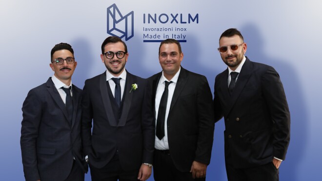 Foto dei 4 fondatori di Inoxlm. Sono 4 uomini e indossano dei completi neri.
