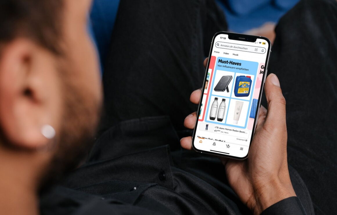 Mann schaut hat die Amazon App mit dem neuen Schaufenster geöffnet