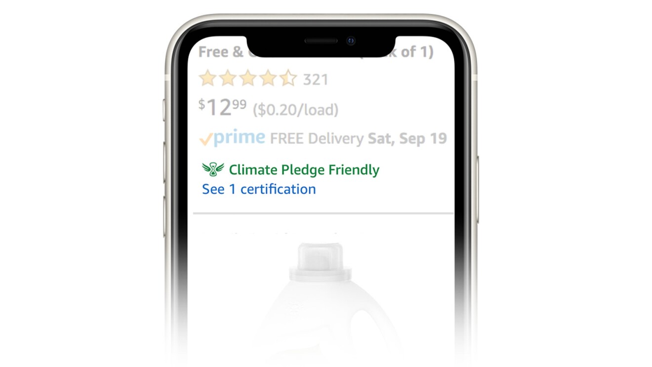 亚马逊商店中显示“气候承诺友好”徽章的手机。