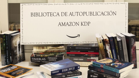 Cartel de la Biblioteca de Autopublicación Amazon KDP con los libros. 