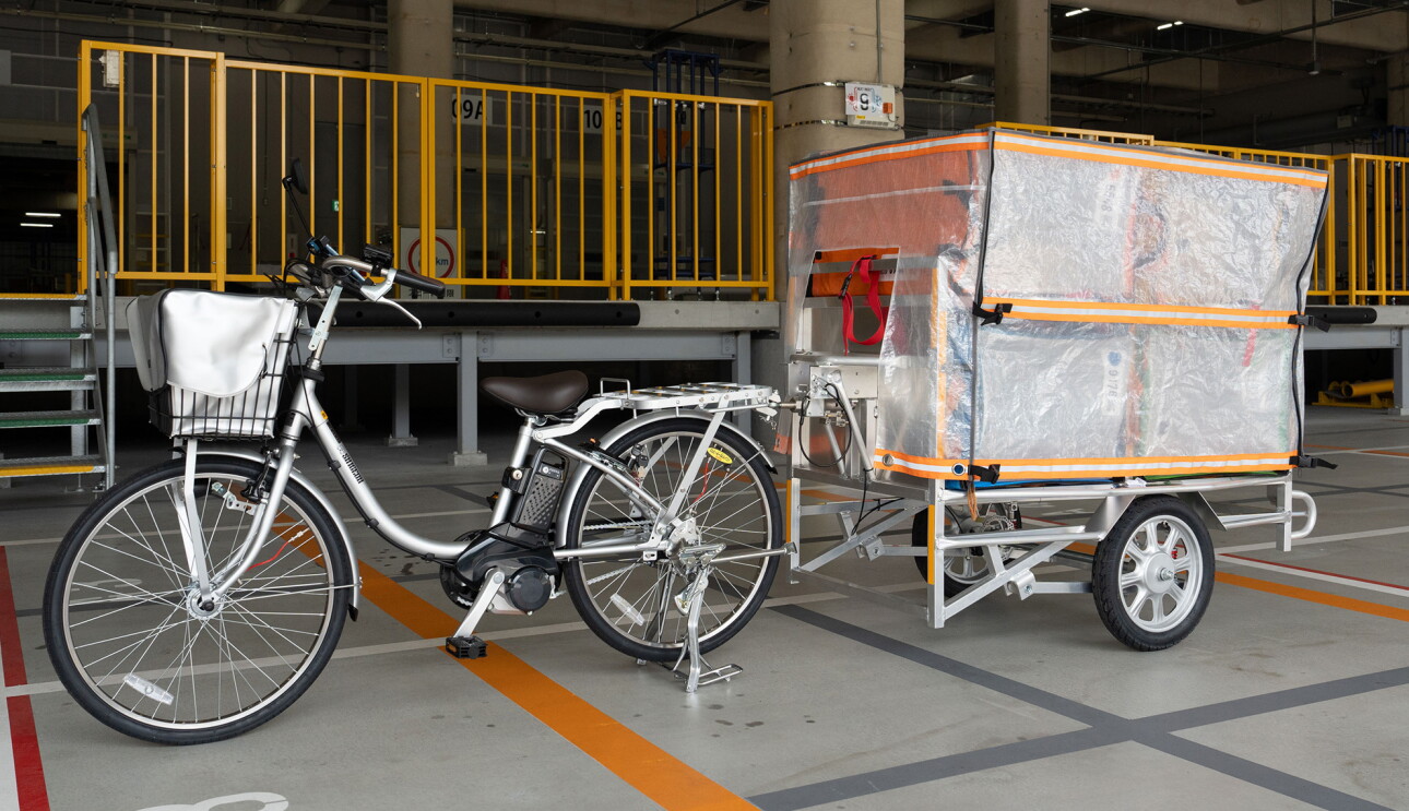 電動アシスト自転車の後ろにリヤカーがついている