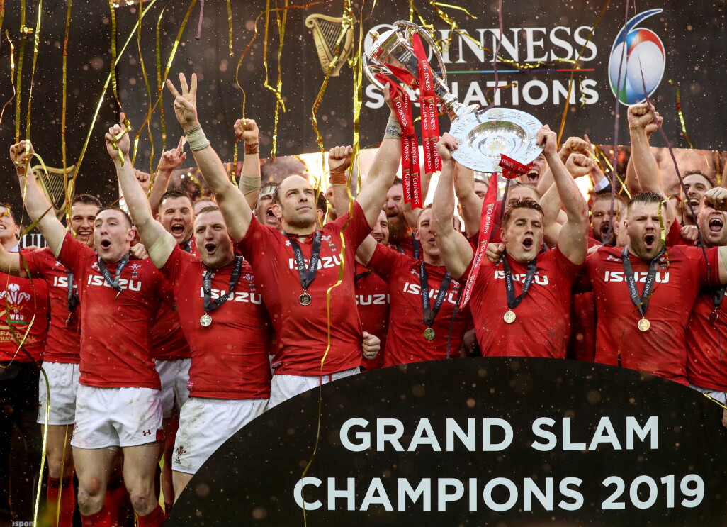 Alun Wyn Jones lifts the Guinness Six Nations trophy in team photograph 2019