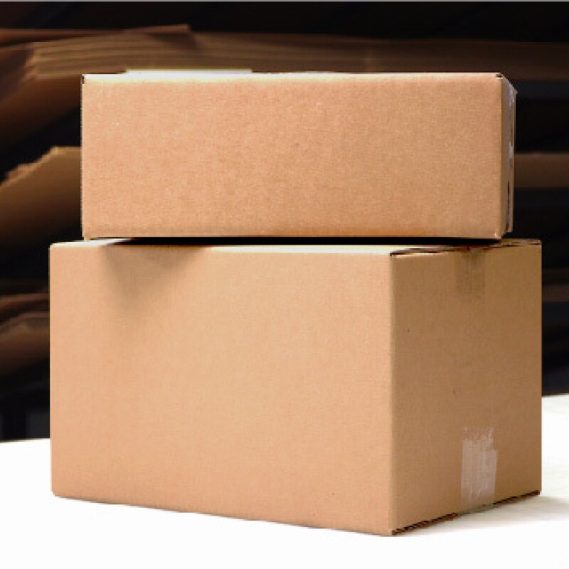 一张桌子上两个叠在一起的包裹的照片。