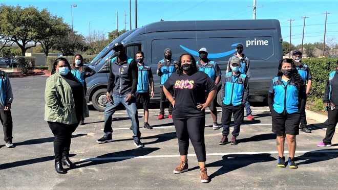 亚马逊快递服务合作伙伴,L2E工业的所有者索菲亚·斯特罗瑟和她的员工的合影。