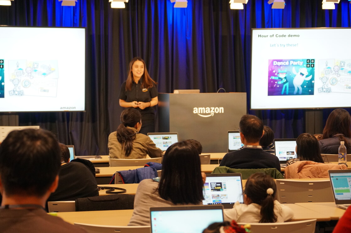 親子で学ぶプログラミングの楽しさ「Hour of Code」