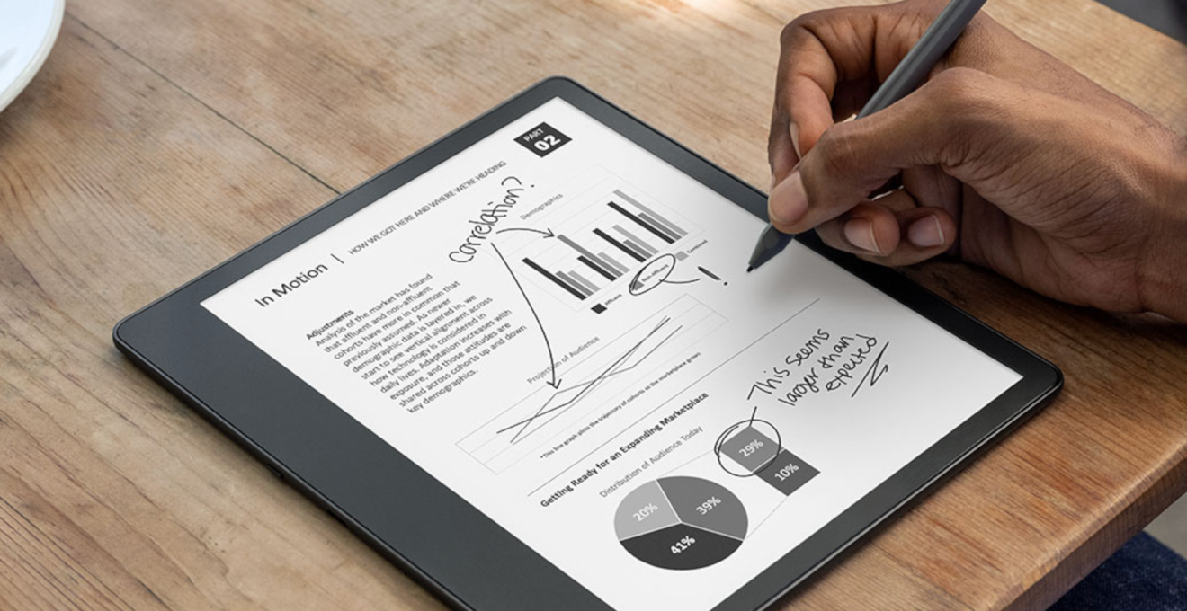 Kindle Scribeの画面の横に付属のペンを持った手 本の画面上に手書きの文字が書き込まれている