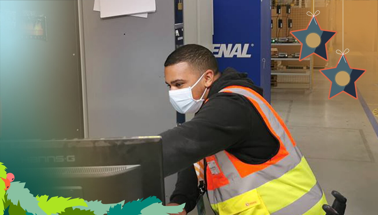 Diego im Logistikzentrum bei der Arbeit