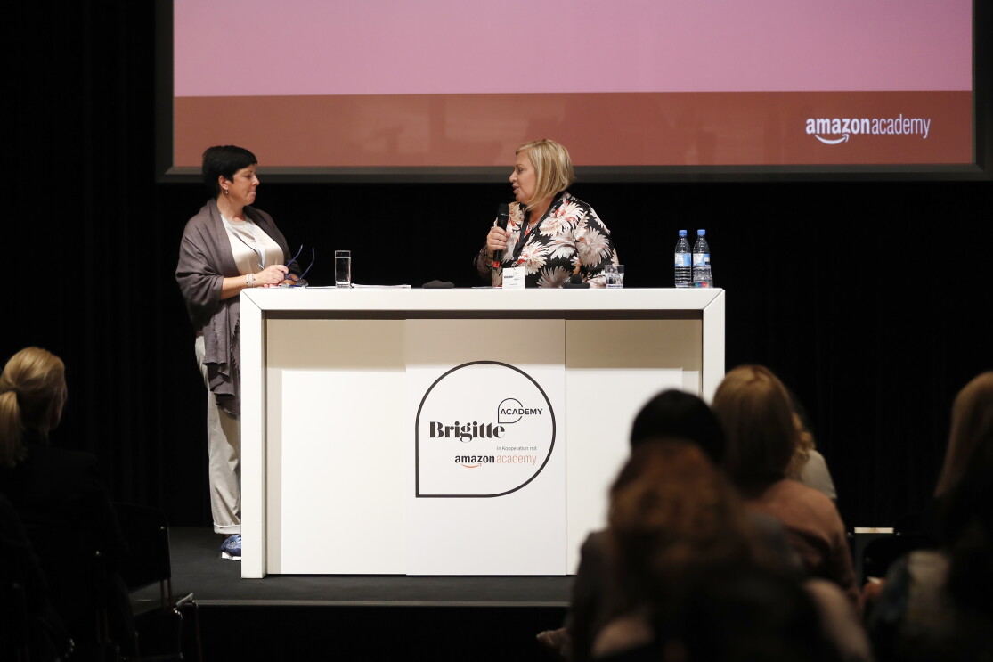 Head of Amzaon Seller Services Consumables & Media, Suzelle Abe, begrüßt Ines Spanier, Geschäftsführerin farmtex (vrnl)