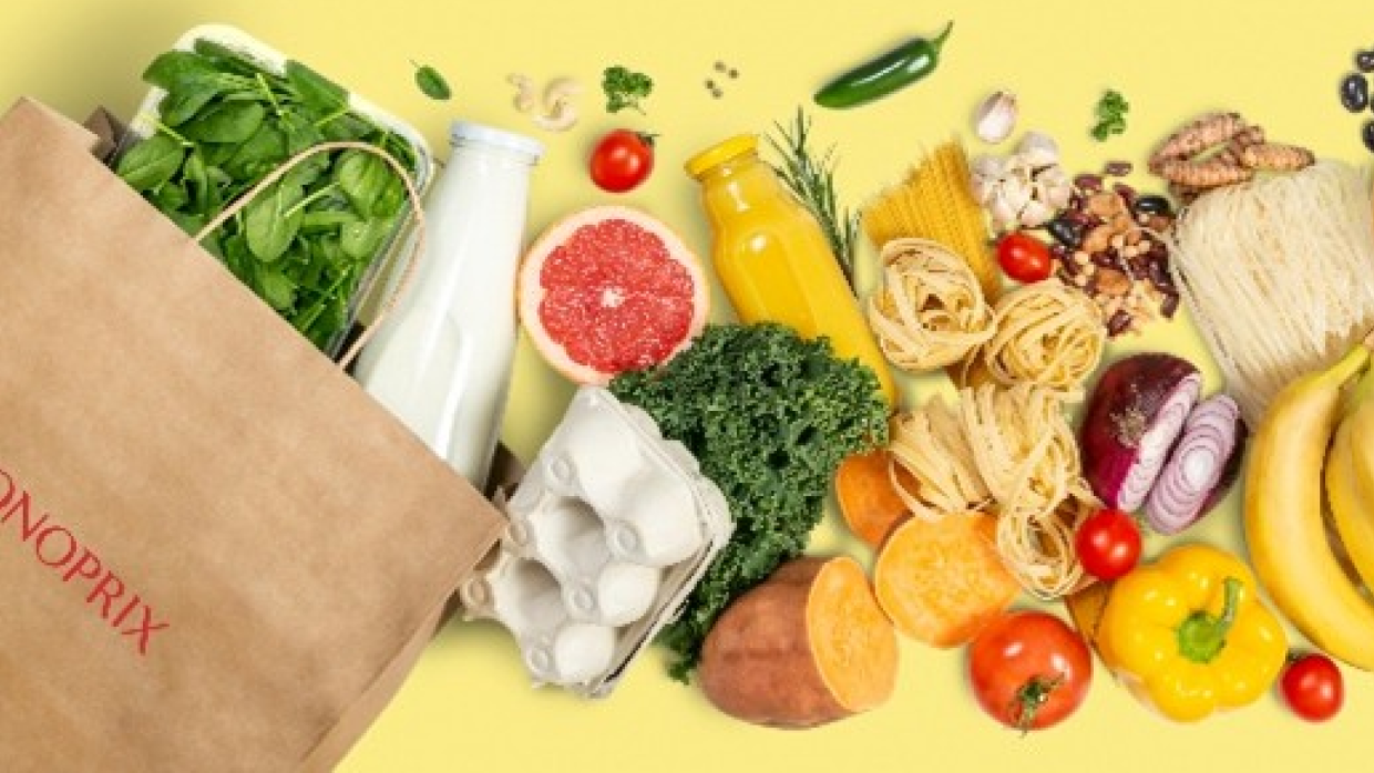 Sac de courses renversant des produits frais et des denrées de base sur fond jaune