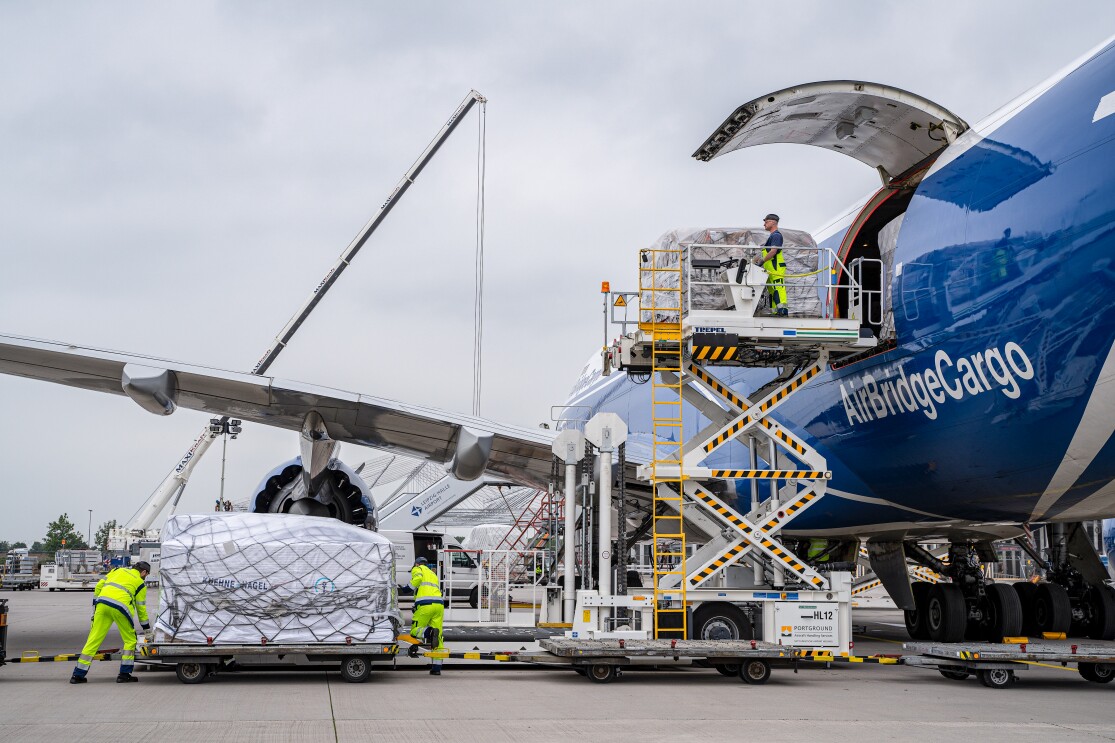 Ein Flugzeug, das gerade entladen wird.