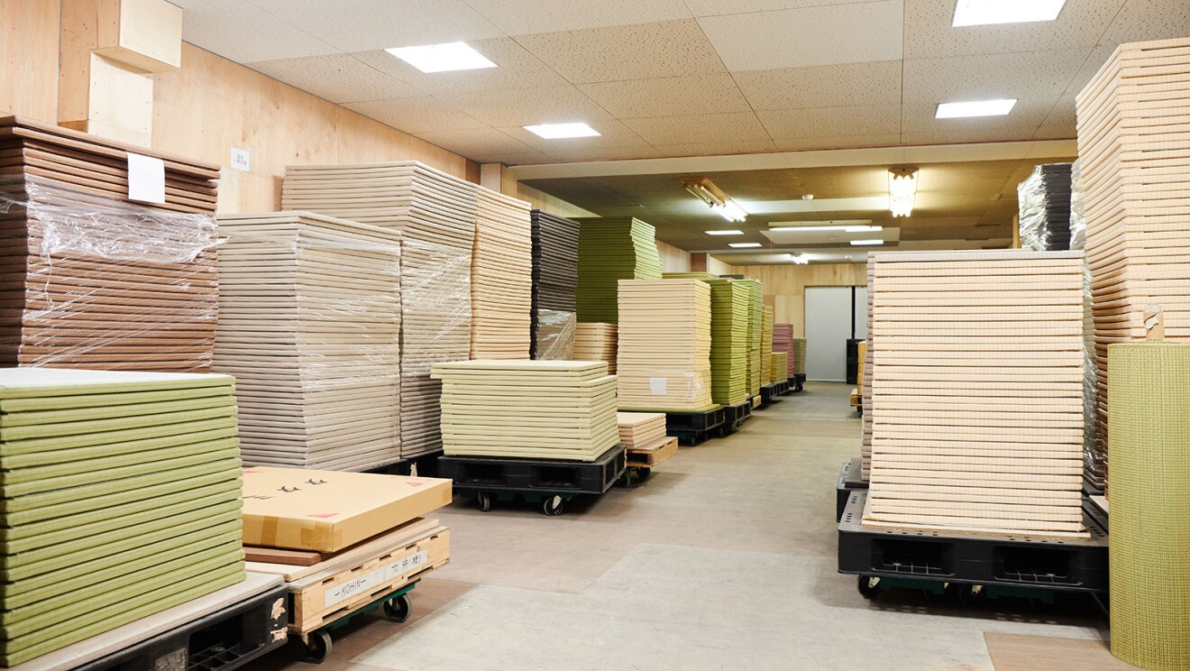 畳が積まれ、整理整頓されている倉庫のような空間