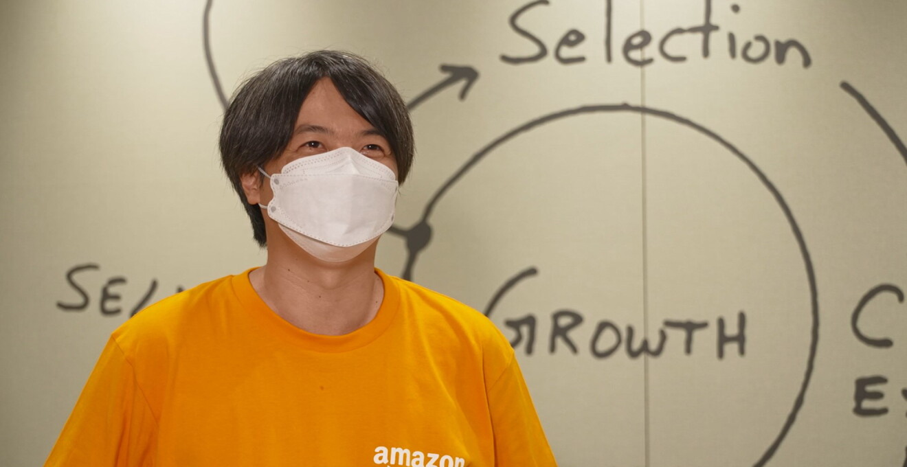 オレンジのアマゾンTシャツを着た片桐さん