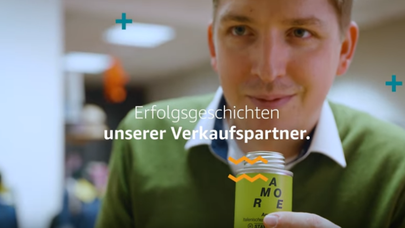 Ein Mann mit grünem Pulli schaut in die Kamera. In den Händen hält er eine grüne Gewürzdose. Im Vordergrund steht in weißer Schrift Erfolgsgeschichten unserer Verkaufspartner.