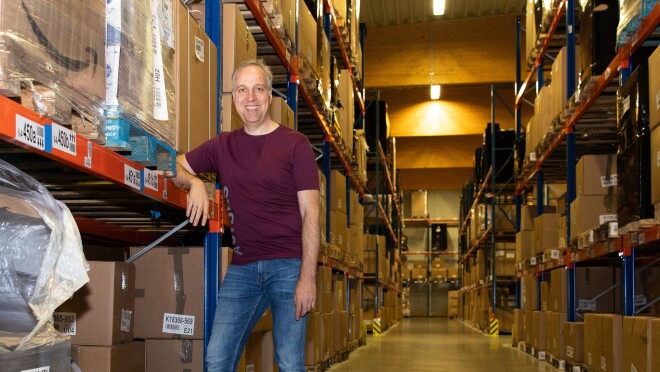 Ralf Hastedt und sein Team kümmern sich bei der Avides Media AG um Waren, die von Amazon Kunden zurückgeschickt werden. 