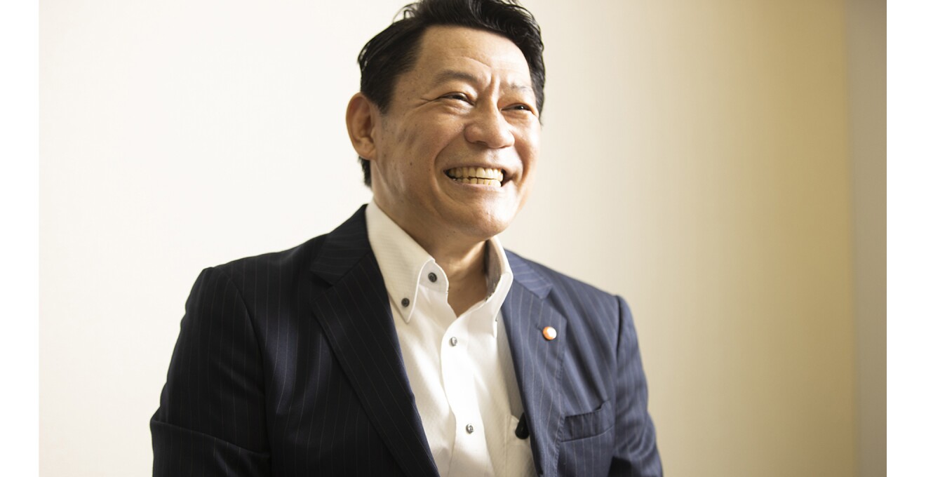 笑顔で話す滑田さん