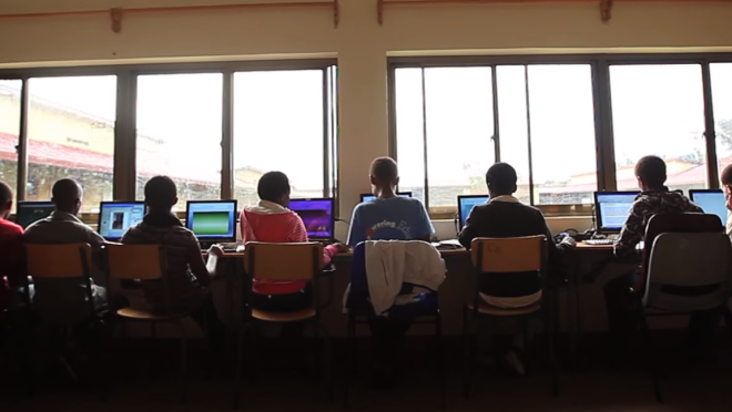 学生们在计算机实验室工作的图片。