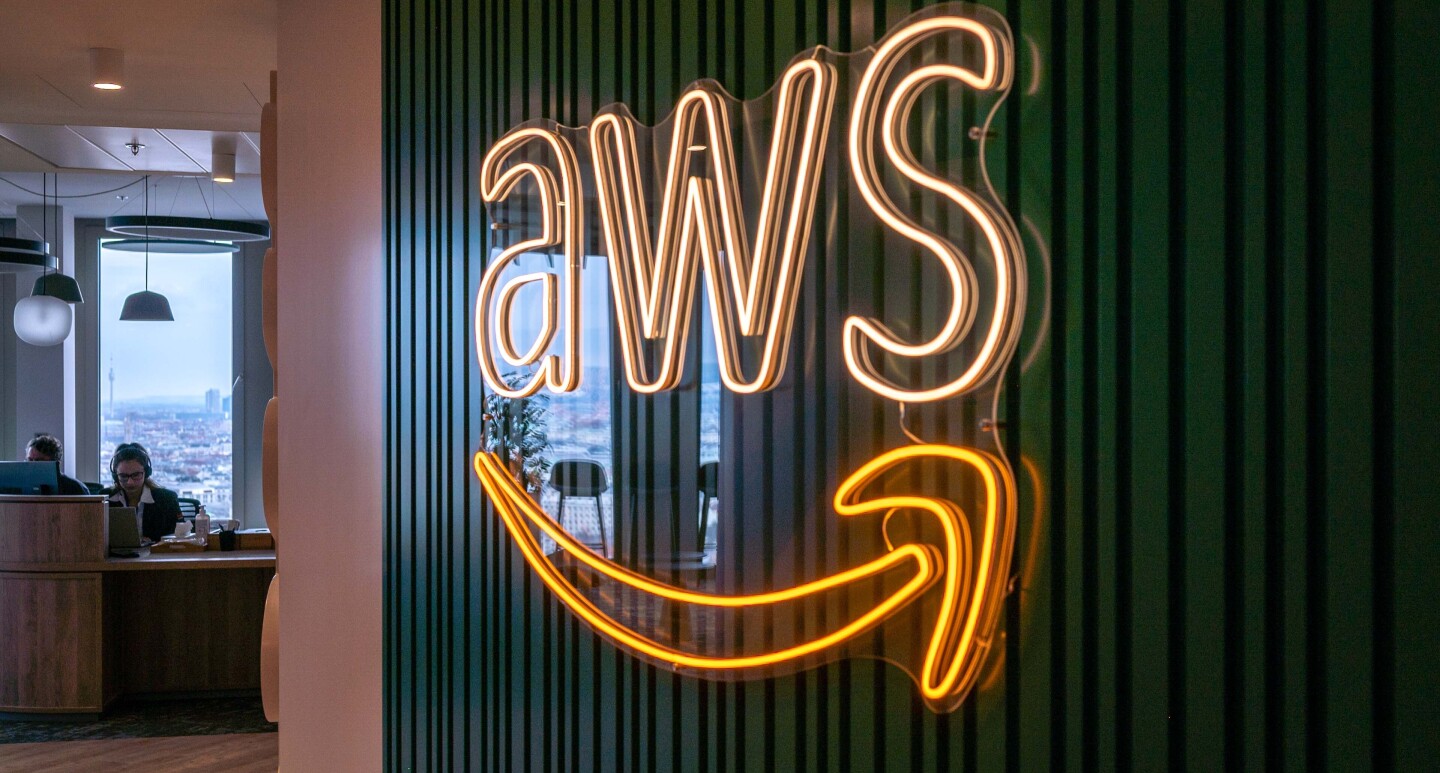 Wien AWS Standort Leuchtschrift中的AWS Schriftzug