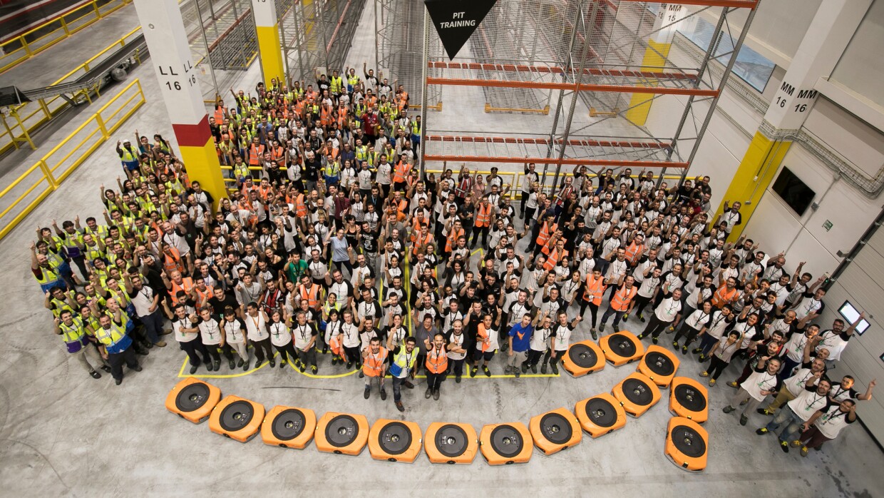 Inauguración centro logístico de Amazon en Barcelona, BCN1. Todos los trabajadores y una sonrisa realizada con robots.