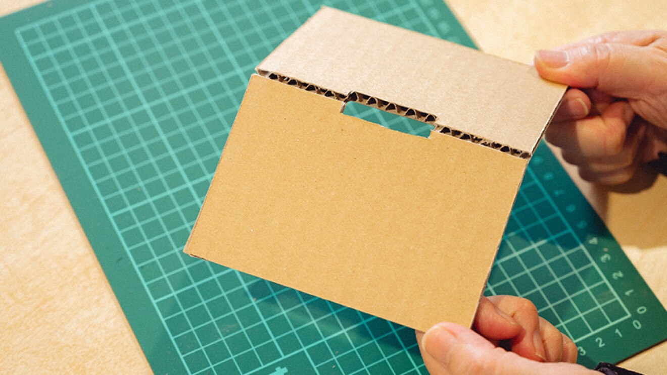 おうち時間に楽しもう。子どもと一緒に簡単ダンボール工作【貯金箱編】