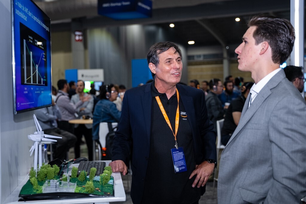 Asistentes aprendiendo acerca de AWS Sostenbilidad.