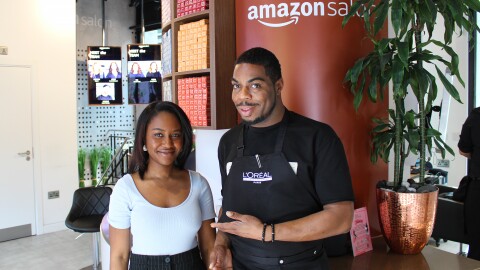 Korell和梅丽莎站在亚马逊沙龙