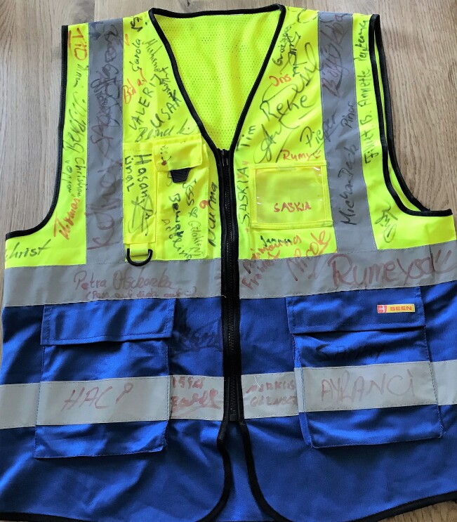 Mamadous Sicherheitsweste von vorne mit vielen Unterschriften seiner Kollegen.