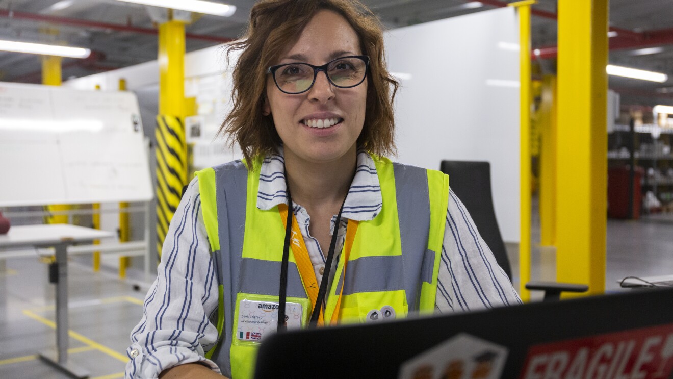 Silvia Logreco nel centro di distribuzione Amazon di Torrazza Piemonte