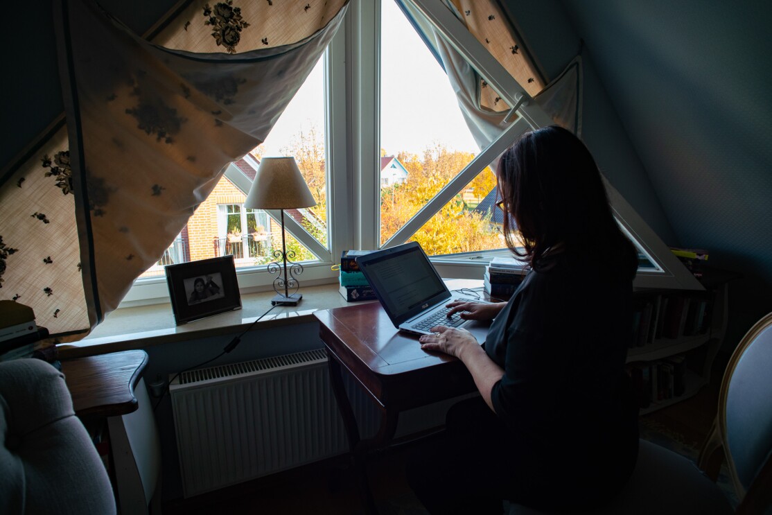 Marah Woolf sitzt an ihrem Schreibtisch und schreibt an ihrem Roman.