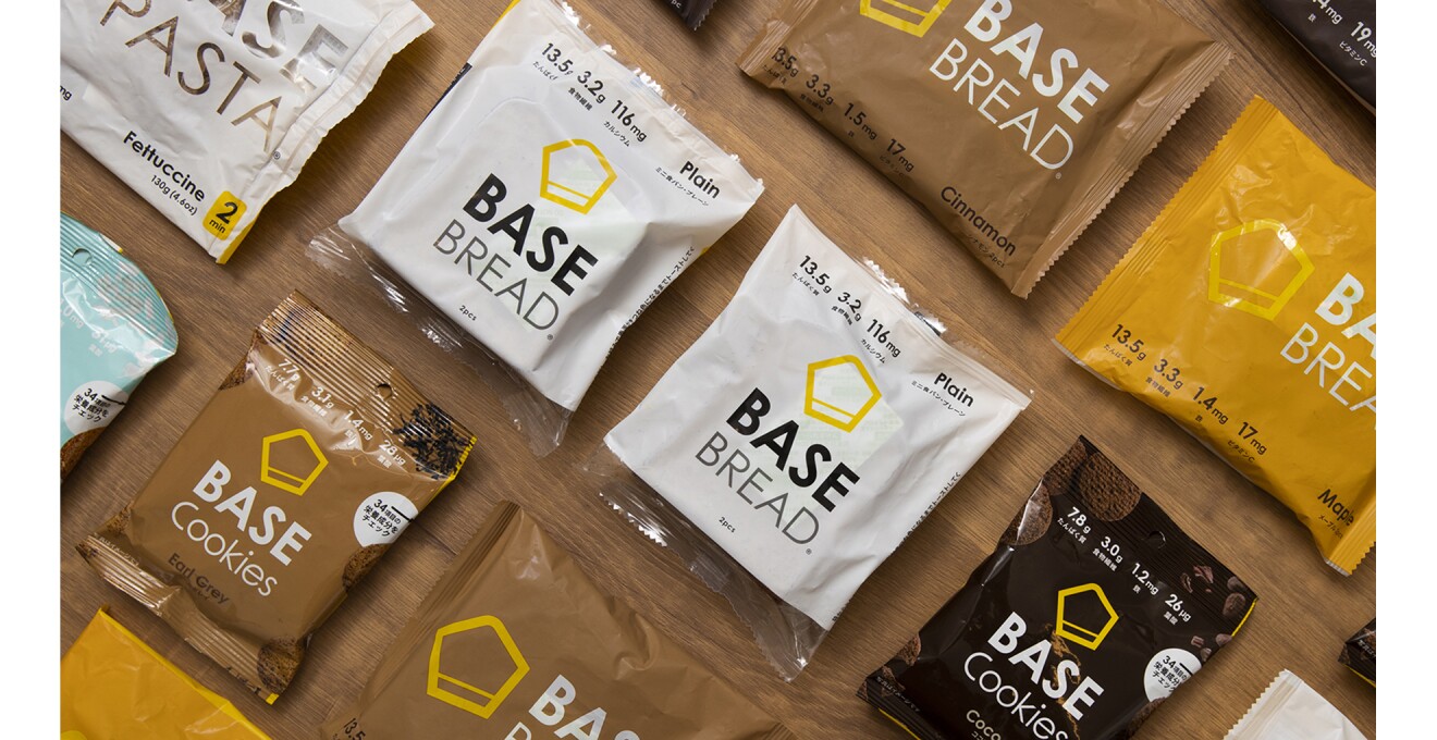 BASE BREAD、BASE Cookies、BASE PASTA、それぞれにいろいろな味や種類が展開されたパッケージが並ぶ写真