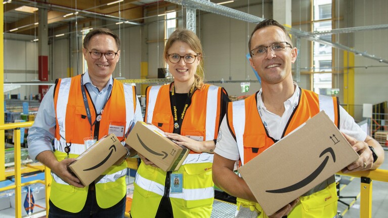 Markus Neumayer (links), Miriam Enzi und Jordan Kremnitzer (rechts) von Amazon Logistics